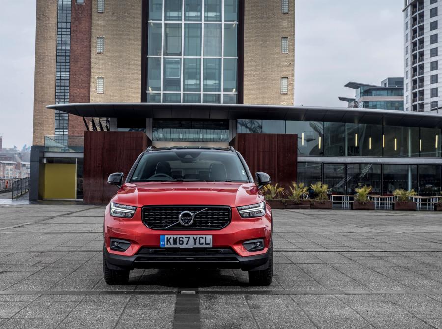  Volvo XC40 D4 R-Design 2017 года  (UK) (фото 40 из 40)